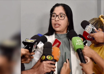 IRRESPONSÁVEL – Mãe é presa após deixar filho sozinho durante a madrugada