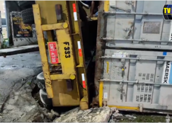 CARRETA TOMBA APÓS CAIR EM BURACO NA AVENIDA TORQUATO TAPAJÓS