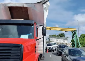 URGENTE: Caminhão bate em em nivelador de altura