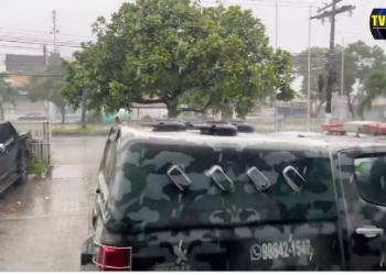 NO FLAGRA: Polícia prende homem com fuzil e munição na zona Oeste de Manaus