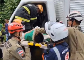 ACIDENTE: Bombeiros resgatam duas vítimas presas nas ferragens de caminhão na avenida do Futuro