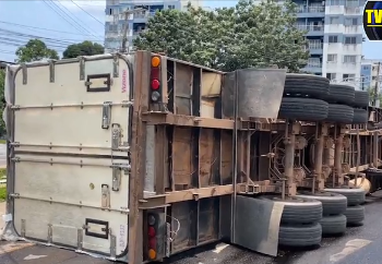 URGENTE: Carreta com material frigorífico tomba na Compensa