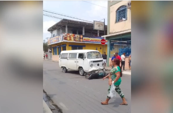 TRAGÉDIA – Motoqueiro perde a perna e morre durante atropelamento por kombi em Manaus