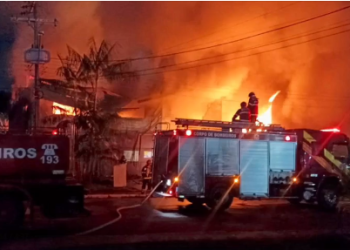 DESTRUIÇÃO | Incêndio atinge galpão de fábrica na Zona Oeste de Manaus