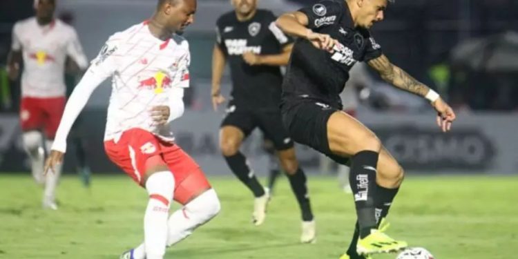 Com um a menos, Botafogo segura Bragantino e vai à fase de grupos da Libertadores