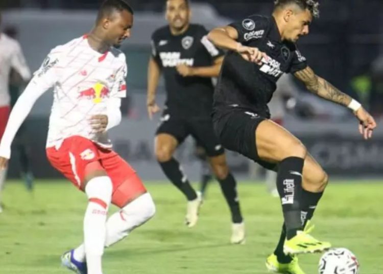Com um a menos, Botafogo segura Bragantino e vai à fase de grupos da Libertadores