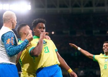 Brasil empata com Espanha no último lance e volta da Europa invicto com Dorival