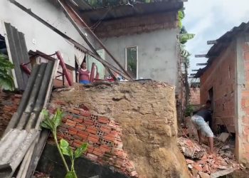 Chuva derruba parte de residência no bairro Gilberto Mestrinho