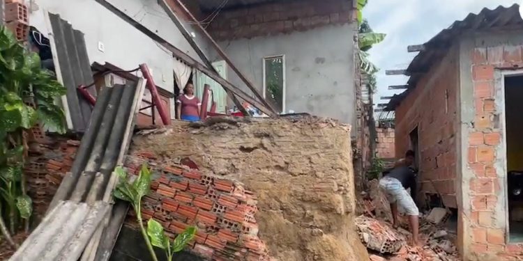 Chuva derruba parte de residência no bairro Gilberto Mestrinho