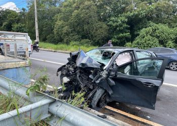 URGENTE: Motorista perde controle e morre ao bater em parada de ônibus no canteiro central em Manaus