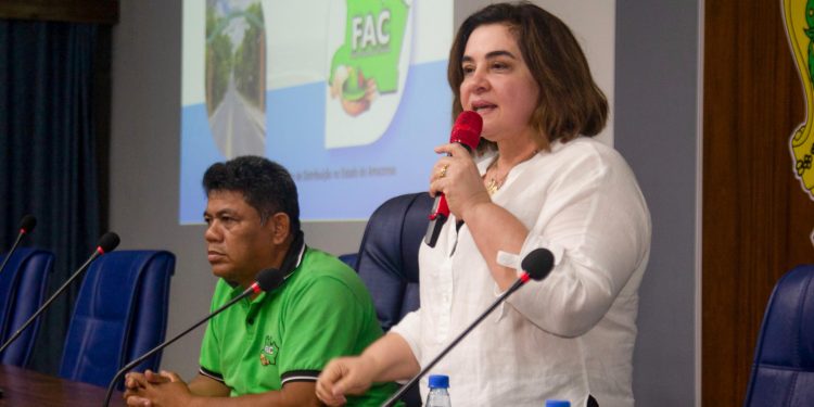 Pré-candidata à prefeita, Maria do Carmo fala da ‘Manaus do Futuro’ em Congresso de Lideranças Comunitárias