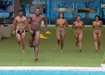 Participantes do grupo fadas cumprem promessa e pulam pelados na piscina do BBB 24