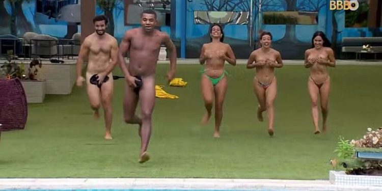 Participantes do grupo fadas cumprem promessa e pulam pelados na piscina do BBB 24