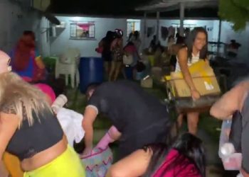 População de Manaus 'faz a limpa' na casa de blogueira que enganou mais de 2 mil seguidores