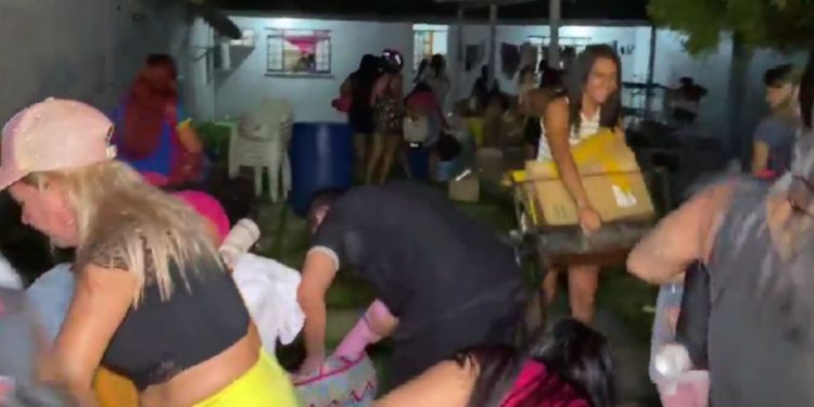 População de Manaus 'faz a limpa' na casa de blogueira que enganou mais de 2 mil seguidores