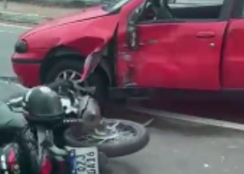 Motociclista que colidiu com um carro na Avenida das Torres teve a perna quebrada