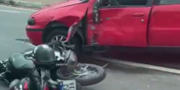 Motociclista que colidiu com um carro na Avenida das Torres teve a perna quebrada