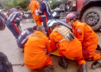 Motorista se joga de caçamba desgovernada e vai parar embaixo do veículo; uma mulher foi atropelada