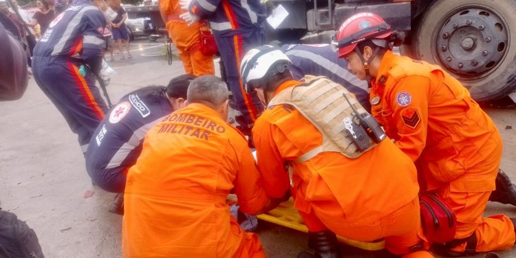 Motorista se joga de caçamba desgovernada e vai parar embaixo do veículo; uma mulher foi atropelada