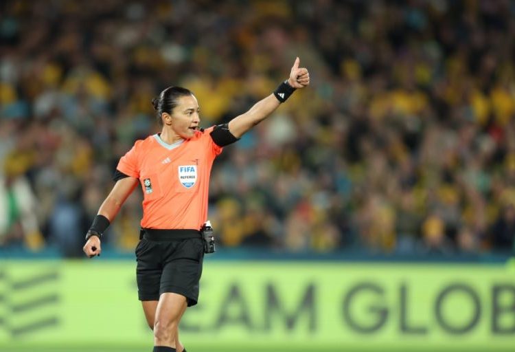Pela primeira vez, arbitragem 100% feminina comanda partida da Série A