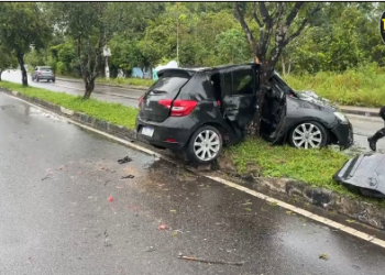 Grave acidente deixa casal preso nas ferragens na Av do Futuro