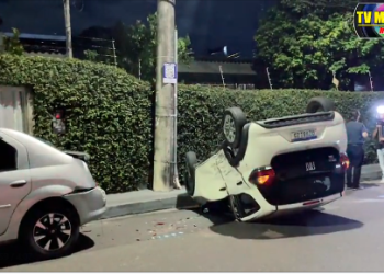 URGENTE – Carro capota na rua Acre