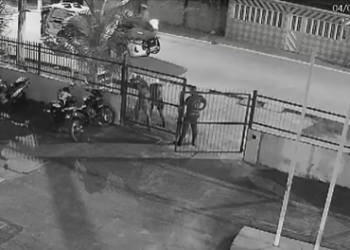 VIM ACERTAR AS CONTAS: Aluno tenta invadir escola com terçado nas mãos