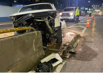 DORMIU AO VOLANTE? Motorista perde controle do veículo e bate contra mureta na Mario Ypiranga