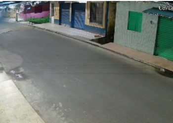 MONSTRO – Vídeo flagra estuprador arrastando menina para beco no AM