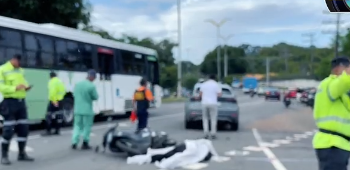 URGENTE: Motociclista acaba de ser morto em grave acidente com carro na estrada do aeroporto de Manaus