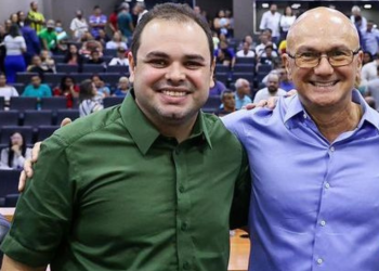 Com o auditório Belarmino Lins da Assembleia Legislativa totalmente lotado, o Coronel Menezes, o Menezão. Roberto Cidade