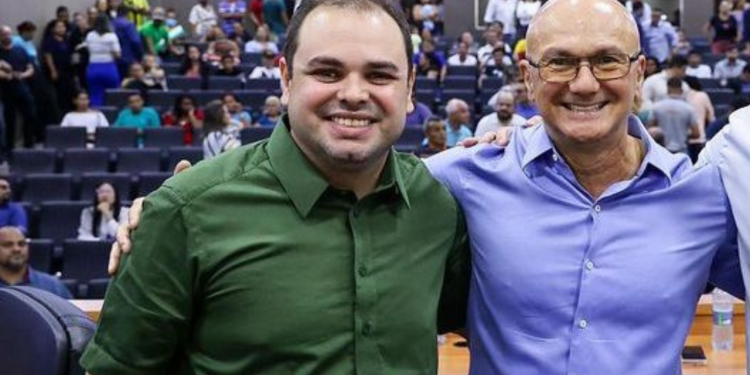 Com o auditório Belarmino Lins da Assembleia Legislativa totalmente lotado, o Coronel Menezes, o Menezão. Roberto Cidade