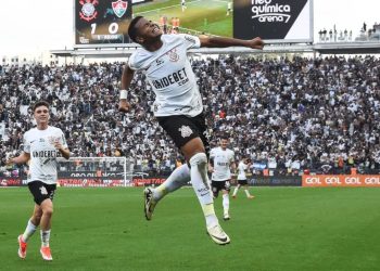 Com dois gols de Wesley, Corinthians vence o Fluminense pelo Brasileiro
