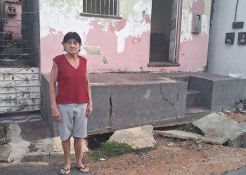 Obra mal feita da Águas de Manaus deixa casa de idosa de 70 anos com risco de desabamento: "não durmo quando chove"