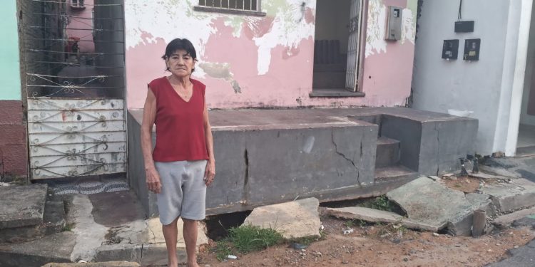 Obra mal feita da Águas de Manaus deixa casa de idosa de 70 anos com risco de desabamento: "não durmo quando chove"
