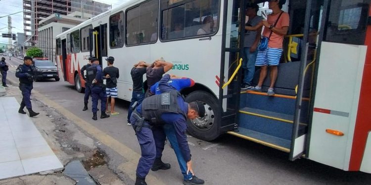 Trio se dá mal ao tentar assaltar ônibus da linha 640 no Centro