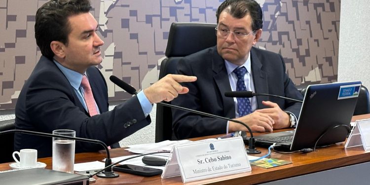 Eduardo Braga cobra a redução dos preços das passagens aéreas no país