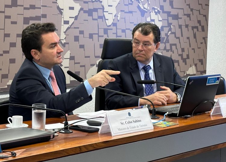Eduardo Braga cobra a redução dos preços das passagens aéreas no país