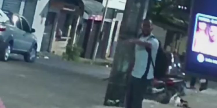 Vídeo: com terçado e estilete na mão, homem ameaça pessoas na Cidade Nova