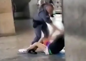 Covardia: PM dá tapas na cara de mulher e gera revolta na web