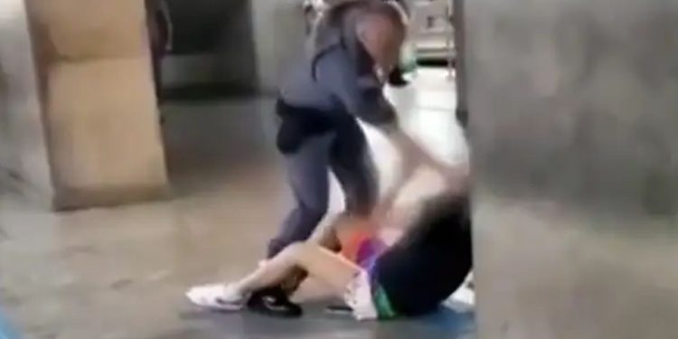 Covardia: PM dá tapas na cara de mulher e gera revolta na web