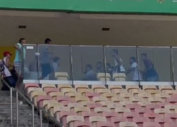 Vídeo mostra torcedores do Manaus e Alvorada brigando na Arena da Amazônia