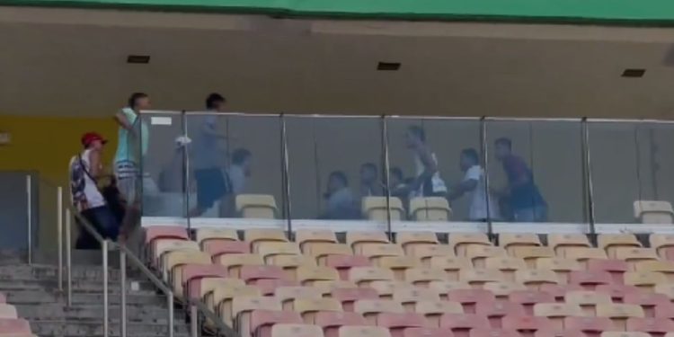 Vídeo mostra torcedores do Manaus e Alvorada brigando na Arena da Amazônia