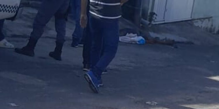 Corpo de homem morto é jogado em frente a residência no Alfredo Nascimento