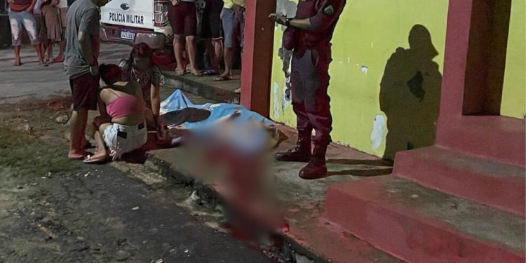 Dupla chega moto e mata jovem com tiros na cabeça diante de igreja evangélica em Manaus
