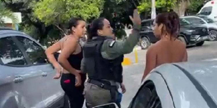 PM dá tapa no rosto de mãe que agrediu a própria filha; VÍDEO