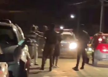 [VÍDEO] PM fica irritado com barulho de culto evangélico, arruma confusão e dispara: "Crentaiada vagabunda"