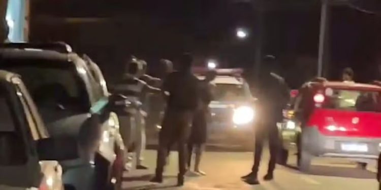 [VÍDEO] PM fica irritado com barulho de culto evangélico, arruma confusão e dispara: "Crentaiada vagabunda"