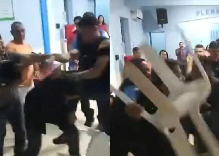 Vereadores do interior do Amazonas trocam socos e 'cadeiradas' durante sessão na câmara e vídeo viraliza