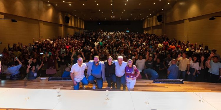 Em evento com mais de mil apoiadores, o deputado federal e pré-candidato à Prefeitura de Manaus, Amom. Amom anuncia
